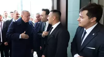 Burdurlu Recep Tayyip Erdoğan'a parti rozetini Cumhurbaşkanı Erdoğan taktı