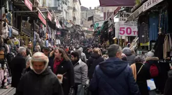 Eminönü'nde Ramazan Alışverişi Yoğunluğu ve Hurma Fiyatlarındaki Artış