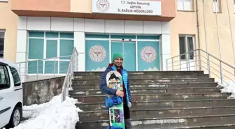 Artvin'de İl Sağlık Çalışanı Snowbordla İşine Gitti