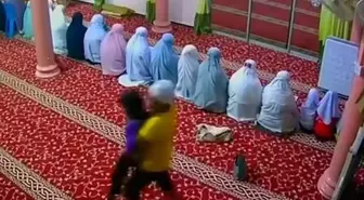 Küçük kızı namaz kıldığı sırada camiden kaçırdı