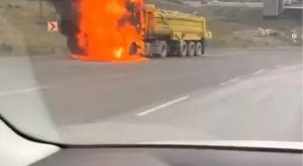 Arnavutköy'de Hafriyat Kamyonunda Yangın