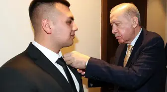 Cumhurbaşkanı Erdoğan AK Parti'ye katılan Recep Tayyip Erdoğan'a rozetini taktı