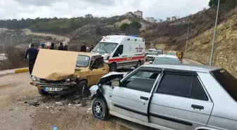 Manisa'da Trafik Kazası: 3 Yaralı