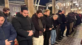 İstanbullular Eyüpsultan Cami'nde Ramazan'nın İlk Teravih Namazını Kıldı