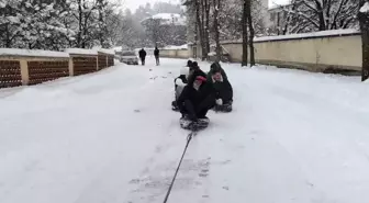 Kastamonu'da Gençler Kar Eğlencesiyle Doyasıya Eğleniyor