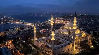 İstanbul'un Mahya Geleneği: 450 Yıldır Ramazan'ı Süslüyor