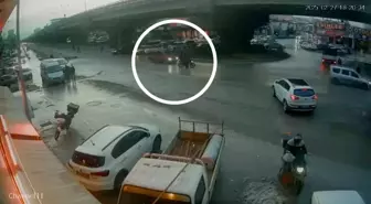 Samsun'da Hafif Ticari Araç Motosikletle Çarpıştı, 2 Yaralı