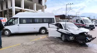 Hatay'da Öğrenci Servisiyle İki Otomobil Çarpıştı: 5 Yaralı