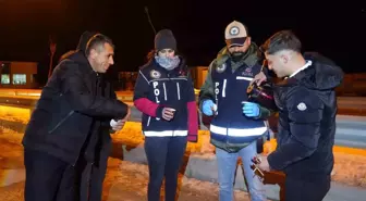 Bayburt'ta Polis Ekiplerinden Soğuk Havada İç Isıtan Jest