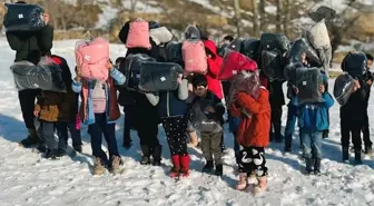 Hakkari'de Çocuklara Mont ve Ayakkabı Yardımı