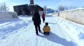 Akyaka'da Kar Eğlencesi: Çocuklar Kızaklarla Sokaklarda