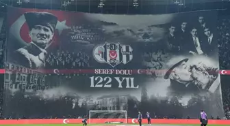 Beşiktaş tribünlerinden 122. yıla özel devasa koreografi