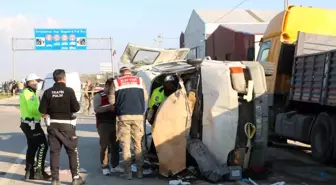 Hatay'da Servis Minibüsüyle Tıra Çarpma Kazası: 6 Ölü