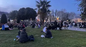 İstanbullular Ramazan Ayının İlk İftarında Sultanahmet Meydanı'nda Buluştu