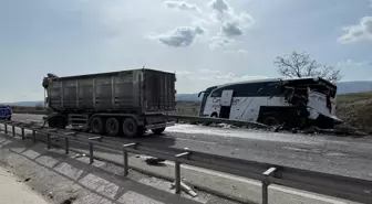 Bozüyük'te tır yolcu otobüsüne arkadan çarptı! Çok sayıda yaralı var