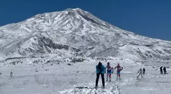 Ağrı Dağı'nda Kayak Keyfi: Sporcular Unutulmaz Bir Deneyim Yaşadı