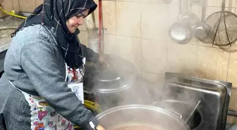 Trafik Kazasında Eşini Kaybeden Öğretmen, Gönüllü Olarak Aşevinde Yemek Yapıyor