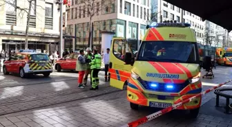 Almanya'nın Mannheim Kentinde Araç Kalabalığa Daldı: 2 Ölü, 25 Yaralı