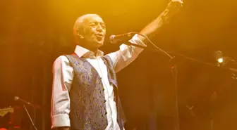 Edip Akbayram'a eşinden duygusal veda
