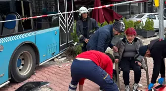 E5 Haramidere Büyükçekmece istikametinde İETT otobüsü kaza yaptı