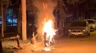 Park Halindeki Motosiklet Alev Aldı