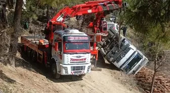 Adana'da Tomruk Taşıyan Kamyon Devrildi, Sürücü Yaralı Kurtuldu