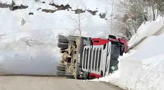 Kastamonu'da Doğal Gaz Taşıyan Tır Devrildi