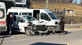 Kastamonu'da Hafif Ticari Araç ile Minibüs Çarpıştı: 4 Yaralı