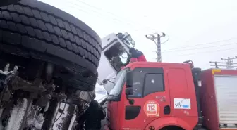 Van'da Tır Kazası: Sürücü Yaralandı