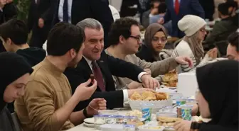 Bakan Osman Aşkın Bak, İbn Haldun Üniversitesi'nde öğrencilerle iftarda buluştu