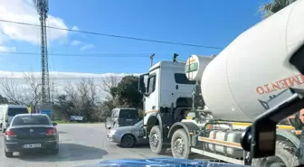 Erdek'te Trafik Işığı İhlali: Beton Mikseri ile Çarpışan Otomobilde Hasar Oluştu