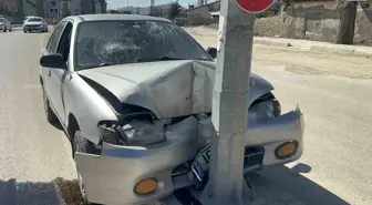 Elazığ'da Kontrolü Kaybeden Araç Aydınlatma Direğine Çarptı