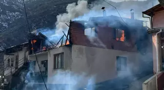 Mescitli Köyü'nde Kuru Ot Yangını: İki Ev ve Ambar Kül Oldu