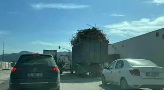 Hatay'da Düzensiz Yükle Kamyon Trafiği Tehlikeye Sokan Anlar