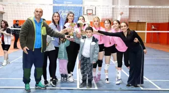 Hakkari'de Evinin Sultanları Voleybol Turnuvası Sona Etti