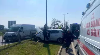 Aydın'da Trafik Kazası: Refüjdeki Aydınlatma Direğine Çarpan Otomobilde Bir Yaralı