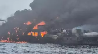 Petrol tankeri, yük gemisi ile çarpıştıktan sonra infilak etti