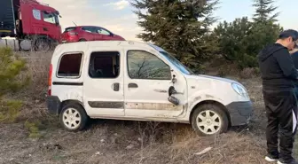 Afyonkarahisar'da Hafif Ticari Araç Devrildi: 2 Yaralı