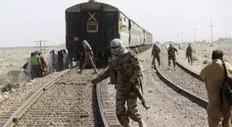 Pakistan'da tren saldırısı! Militanlar 450 yolcuyu rehin aldı