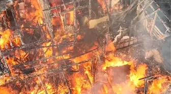 Sinop'ta Eski Ahşap Ev Yangında Kül Oldu