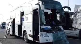 Kütahya'da Otobüs ve Tır Çarpıştı: 12 Yaralı