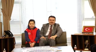 Minik Sınıf Başkanı Elif Sare Nazlı, Arkadaşlarını Valiyle Buluşturdu