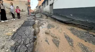 Kahramanmaraş'ta Su Borusu Patladı, İş Yerleri ve Araçlar Zarar Gördü