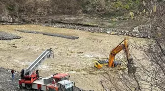 Kastamonu'da Mahsur Kalan İş Makinesi Operatörü İtfaiye Ekipleri Tarafından Kurtarıldı