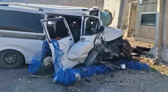 Mardin'de Kontrolden Çıkan Minibüs Beton Bloğa Çarptı: 1 Yaralı