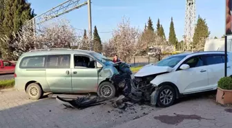 Kocaeli'de Kafa Kafaya Çarpışma: 2 Yaralı