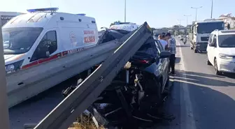 Antalya'da Feci Kaza: Otomobil Bariyerlere Çarptı, 3 Yaralı