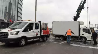 Bağcılar'da Süt Yüküyle Yol Alan Kamyonet Kaza Yaptı