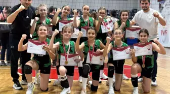 Hürriyet Ortaokulu Voleybol Takımı Türkiye Finallerine Katılmaya Hak Kazandı