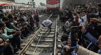 Olağanüstü deneme! Oruçlu haliyle yüzlerce tonluk treni çekti